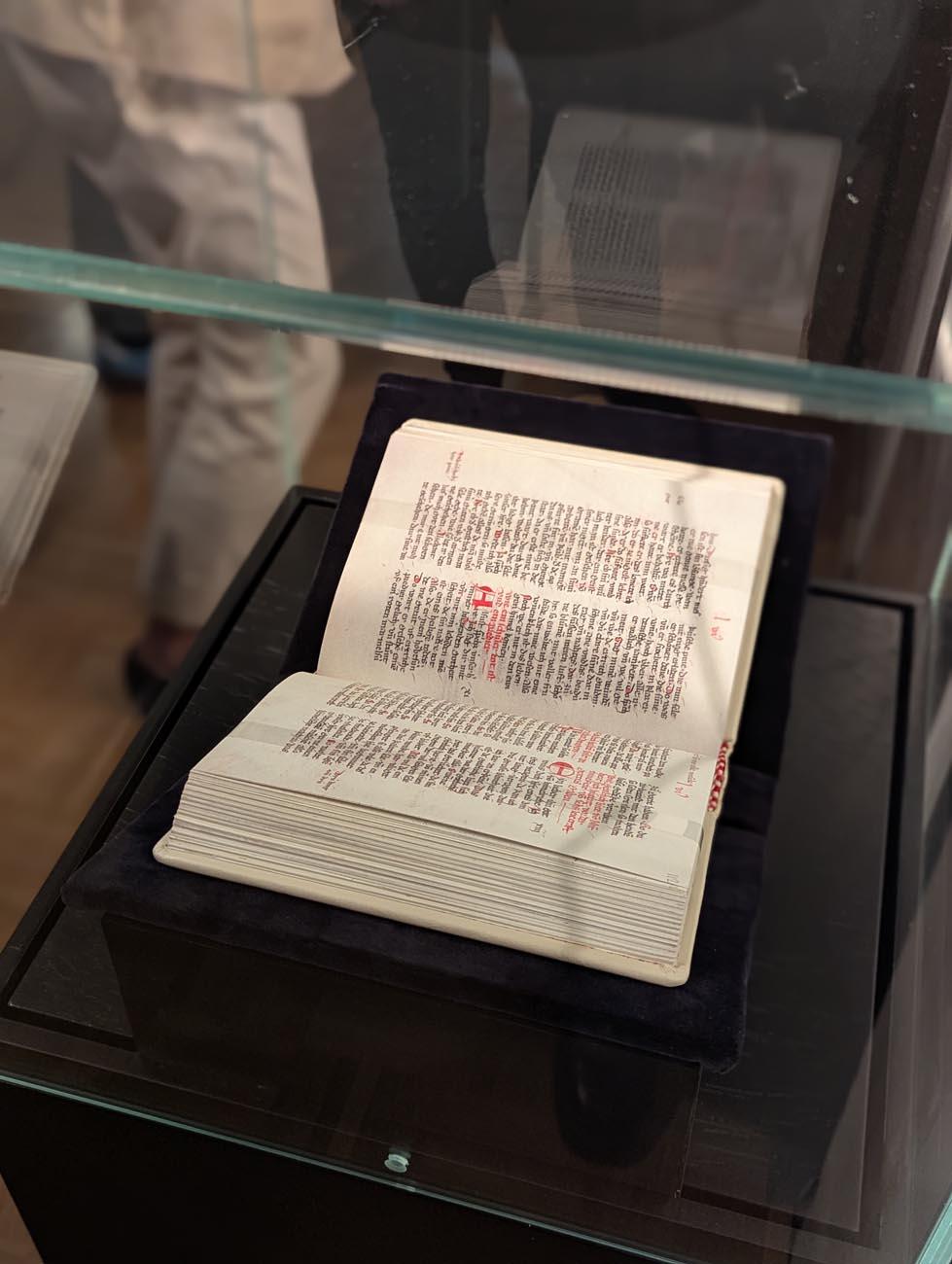 Ein altes Buch in einer Vitrine