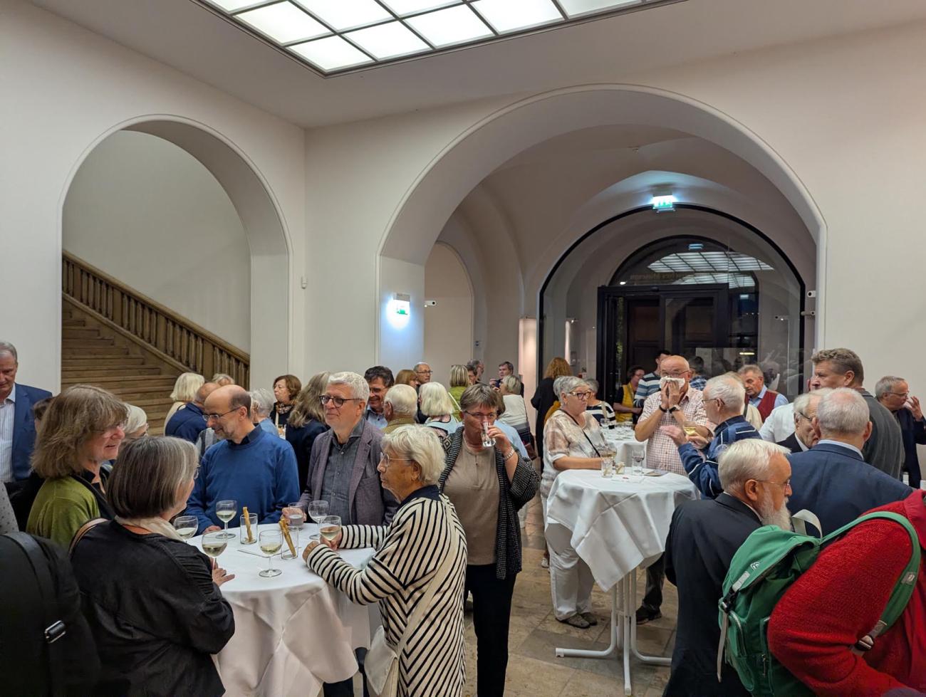 Menschen unterhalten sich mit Wein