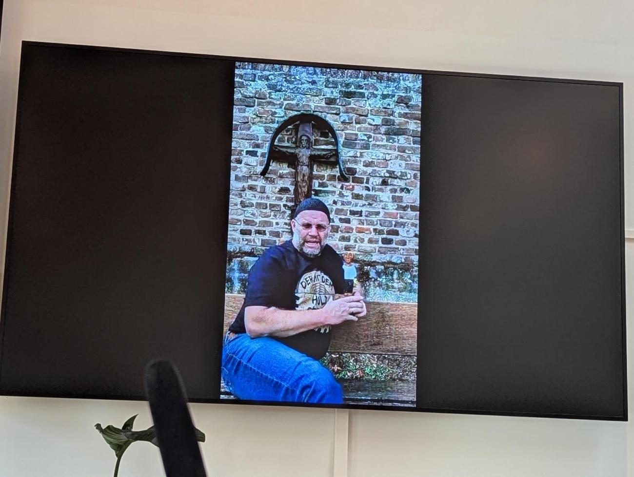 Eine Videobotschaft auf einer Leinwand