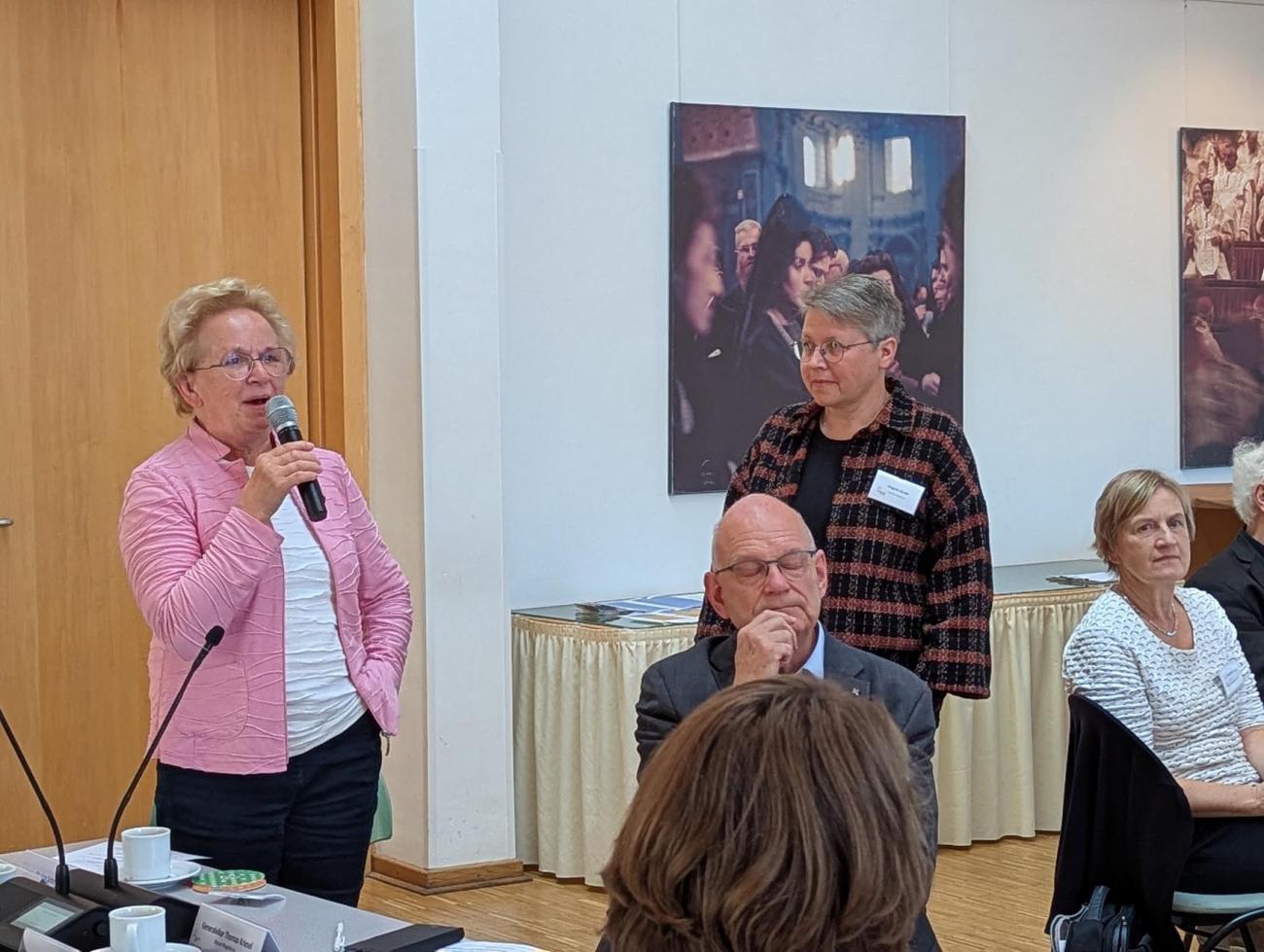 Eine Frau am Mikrofon