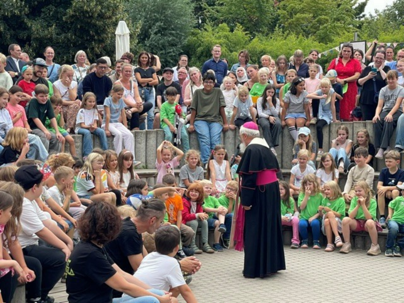 Bischof Feige spricht vor Kindern