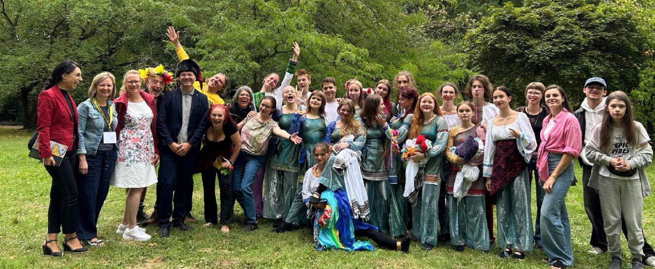 Ein Gruppenfoto mit lachenden Menschen