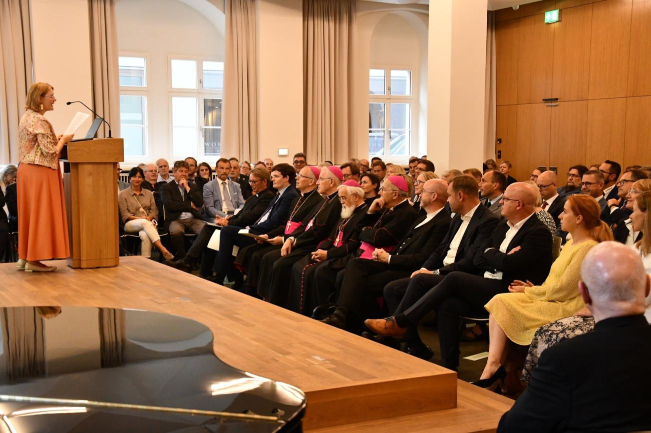 Menschen bie einem Vortrag