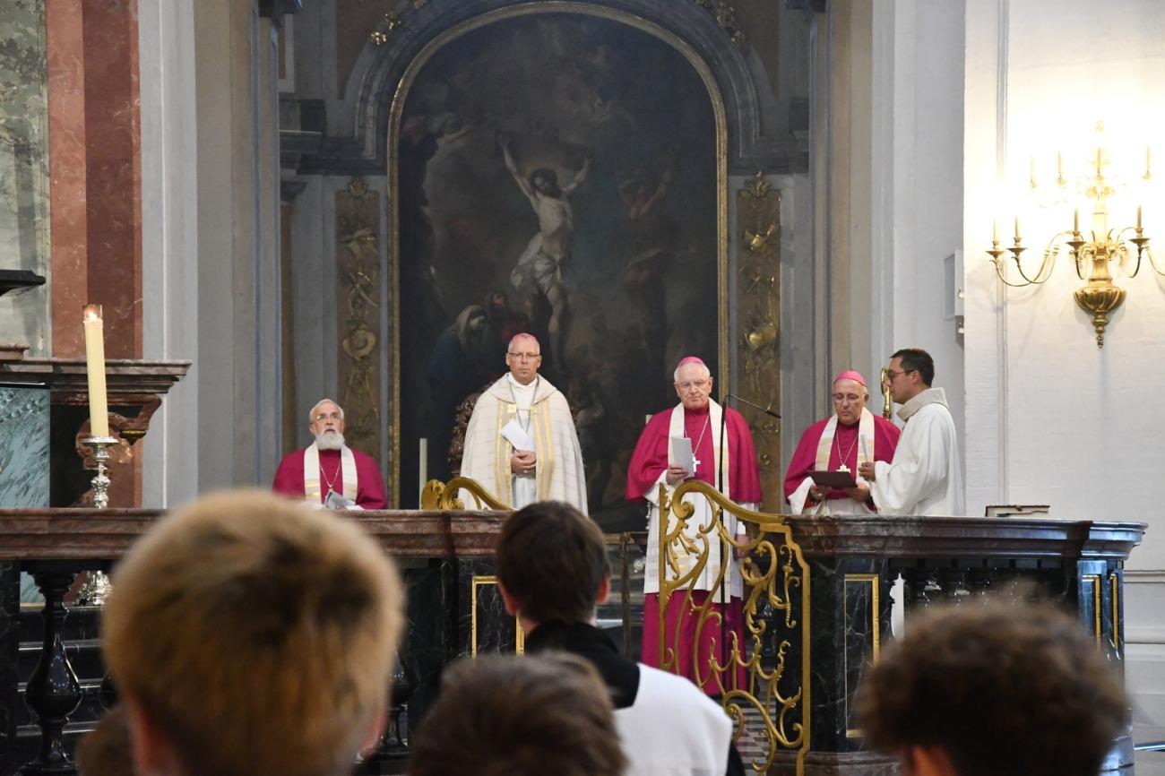 Katholische Geistliche in einer Messe