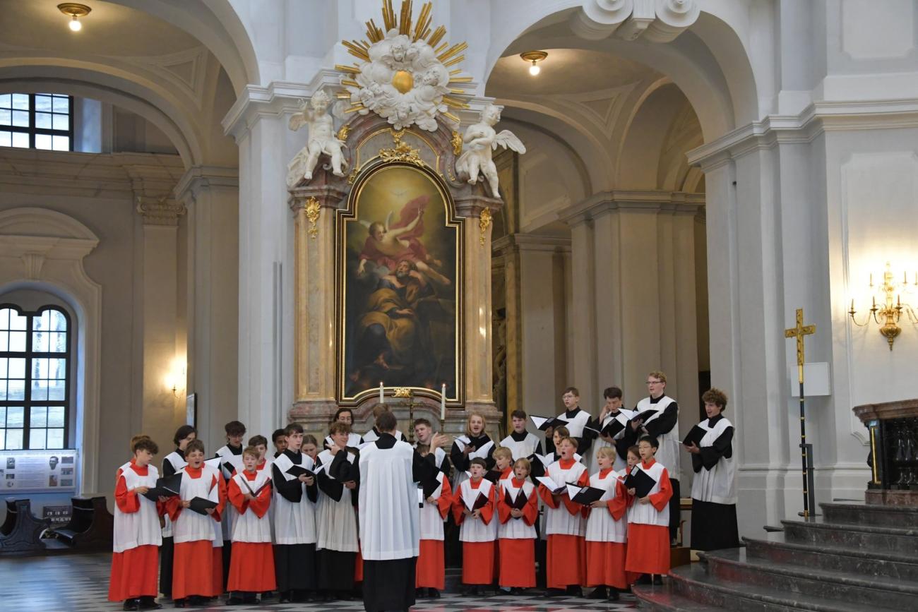Kinderchor in einer Messe