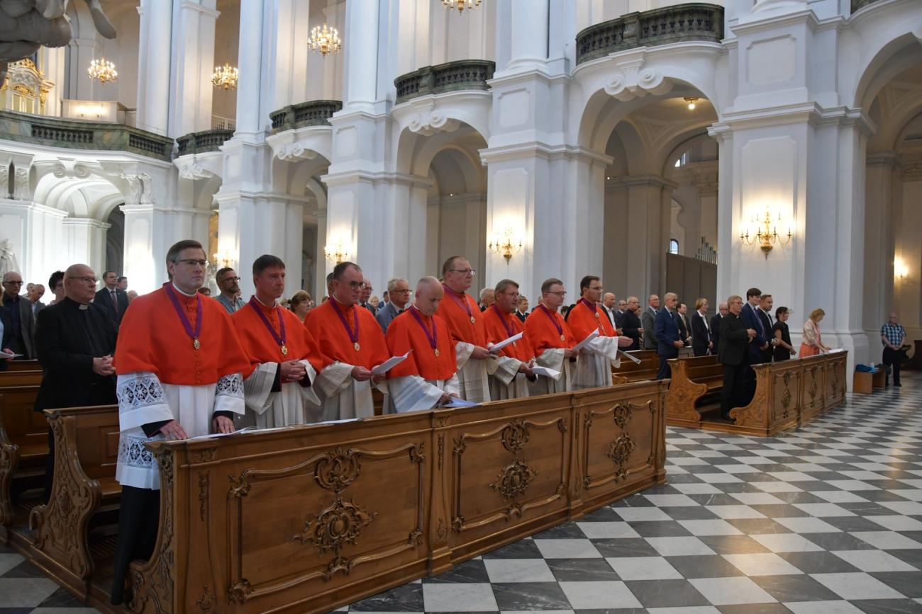 Katholische Geistliche in einer Messe