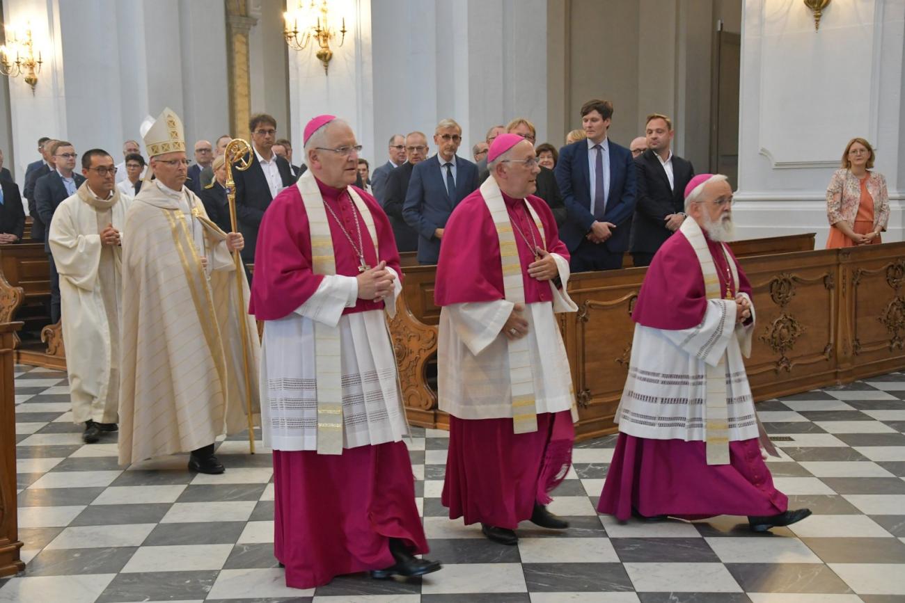 Katholische Geistliche in einer Messe