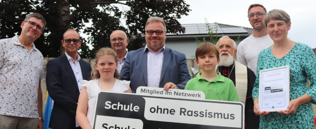Menschen halten ein Schild