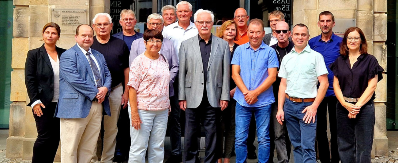 Menschen vor einem Haus