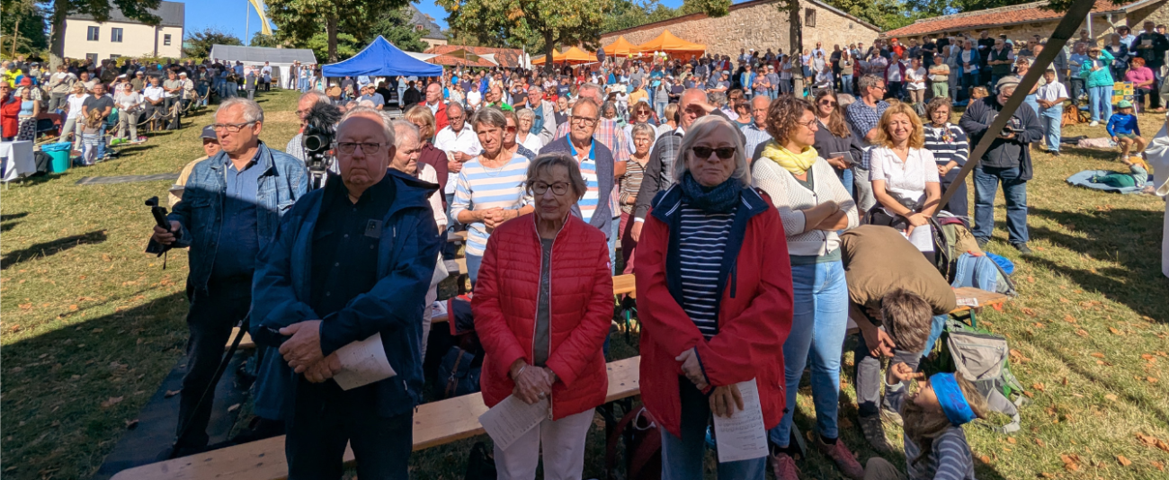 Menschen auf einer Wiese