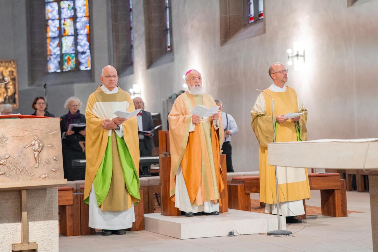 Drei Männer am Altar