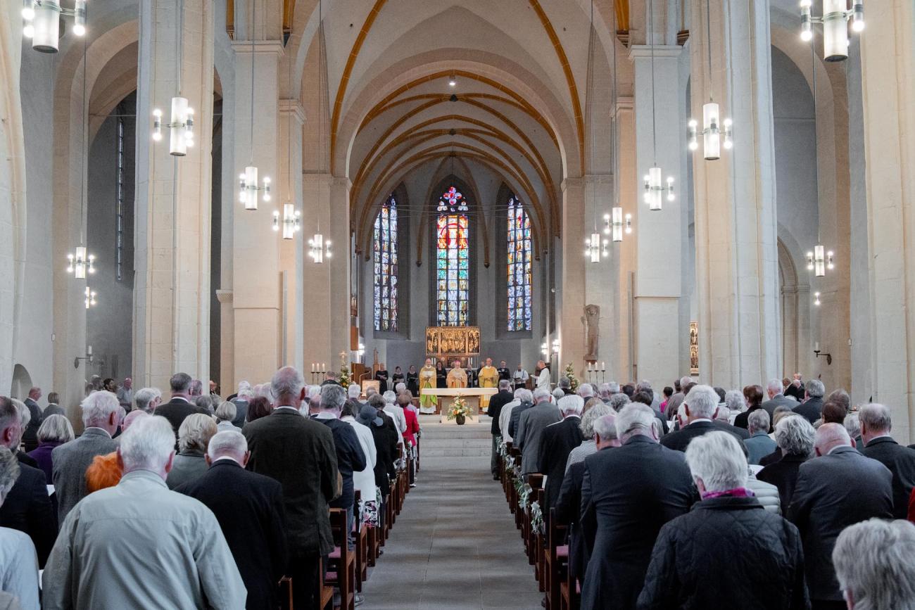 Eine vollbesetzte Kirche