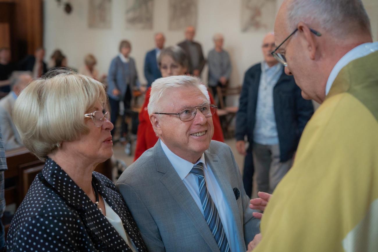 Ein Mann segnet ein Ehepaar