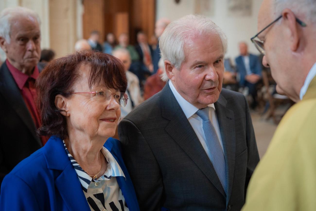 Ein Mann segnet ein Ehepaar