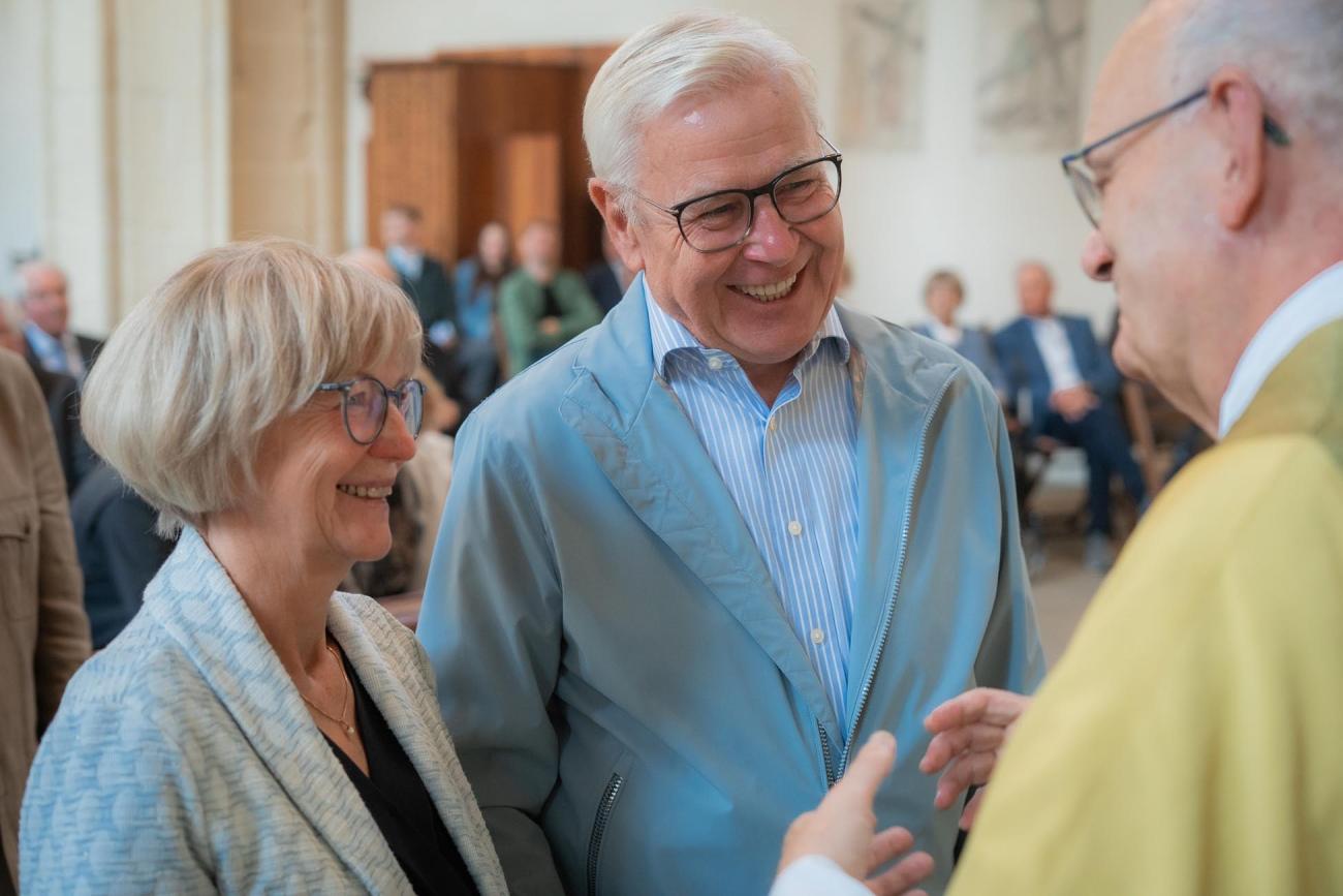 Ein Mann segnet ein Ehepaar