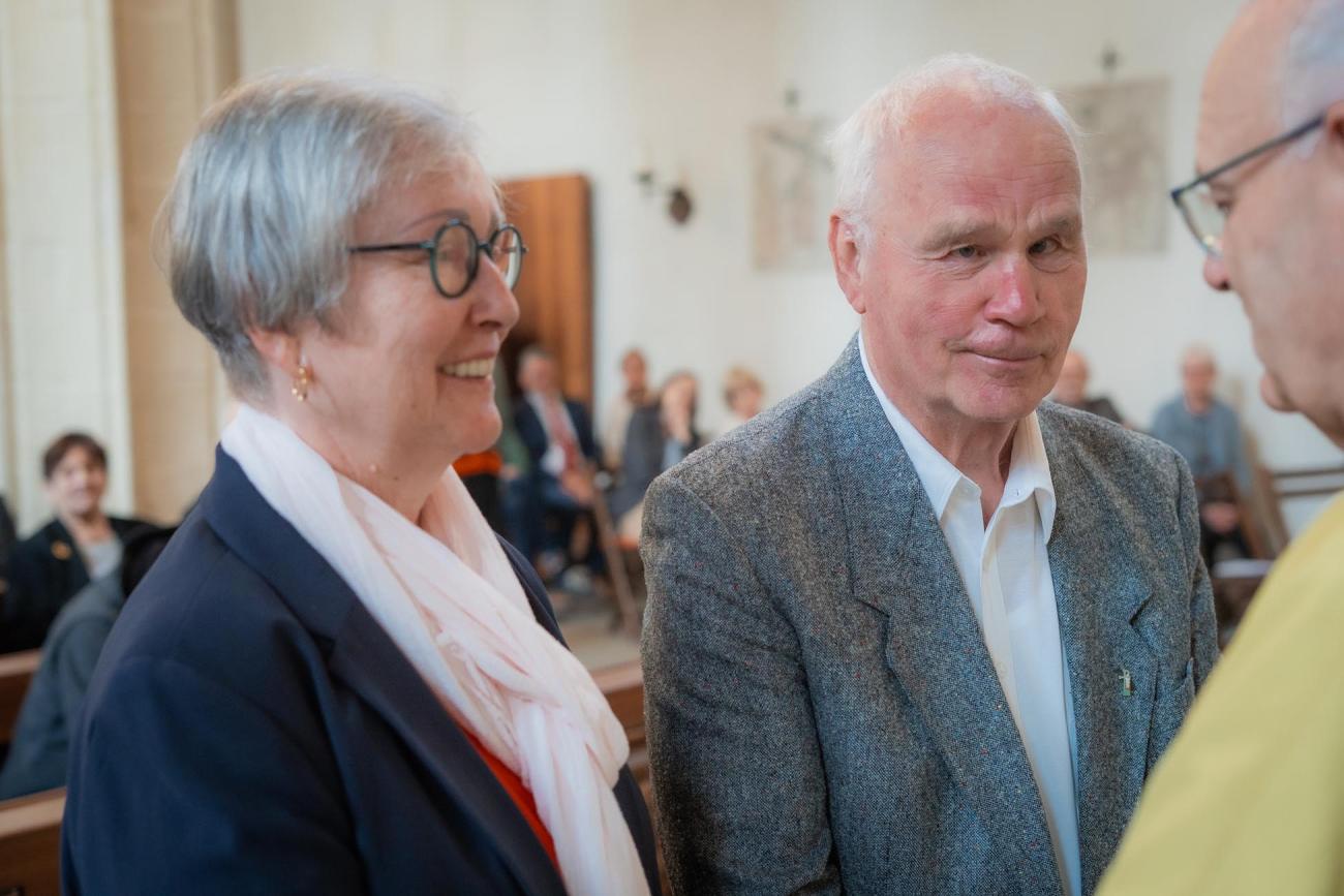 Ein Mann segnet ein Ehepaar