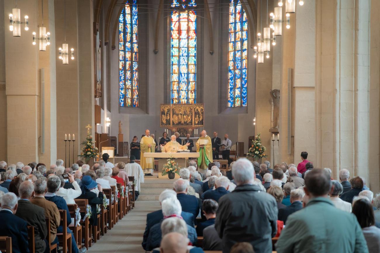 Eine volle Kathedrale mit der Gemeinde
