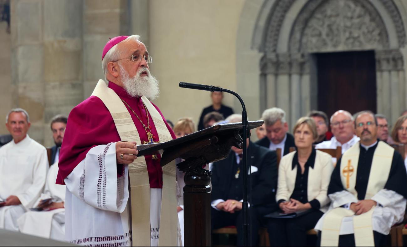 Der Bischof predigt am Ambo