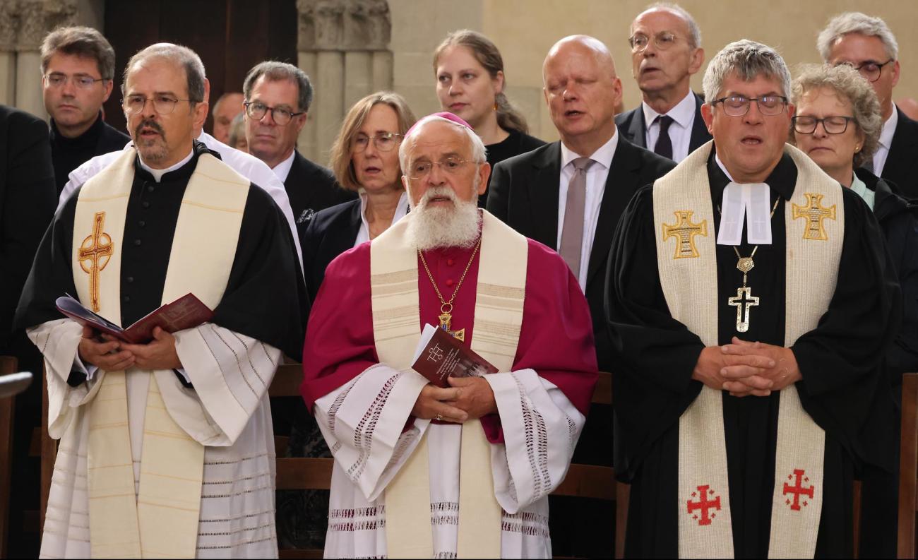 Der Bischof und Priester singen.