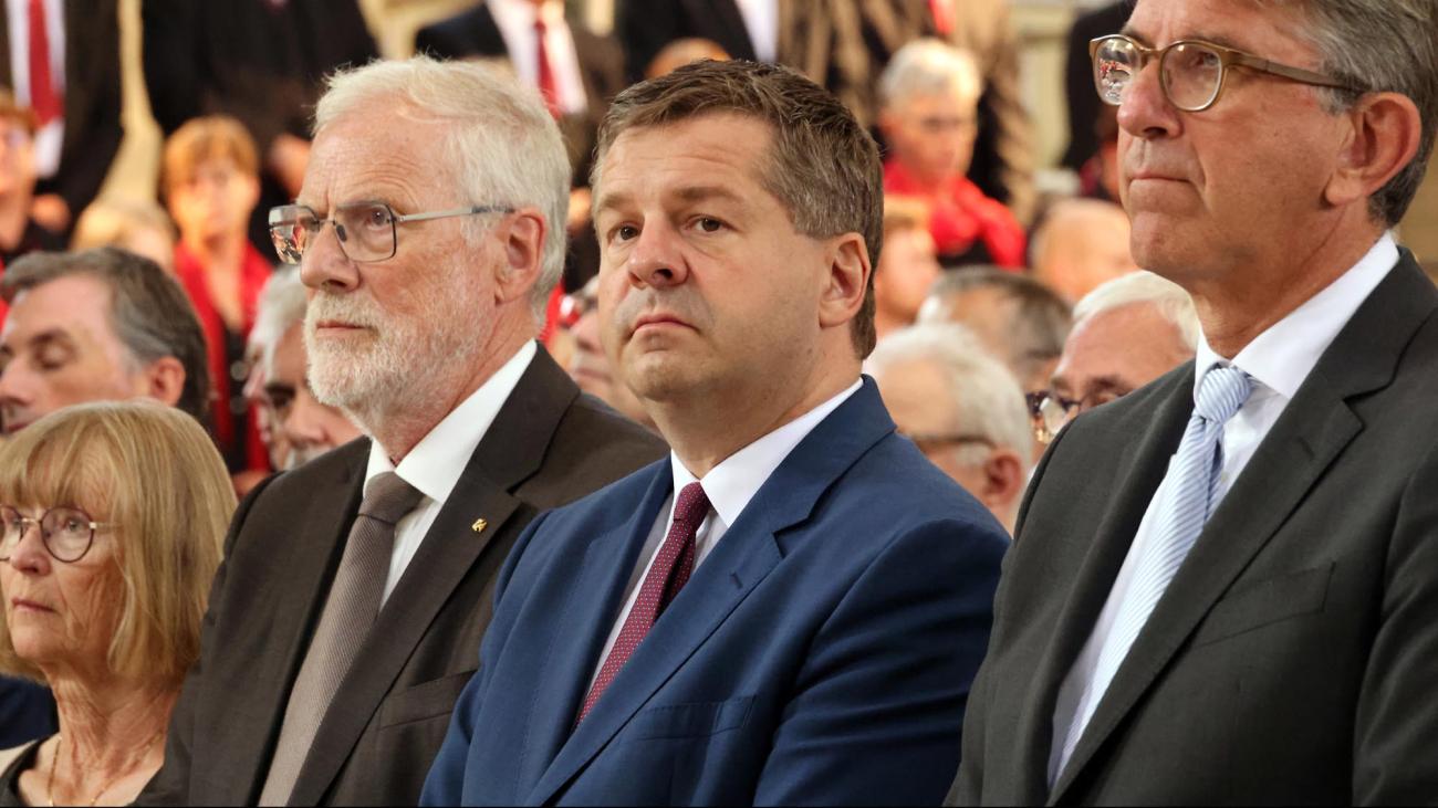 Politiker beten zusammen.
