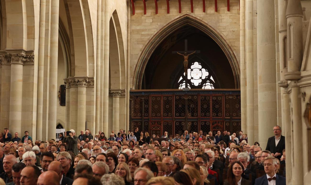 Großaufnahme von den Menschen im Magdeburger Dom