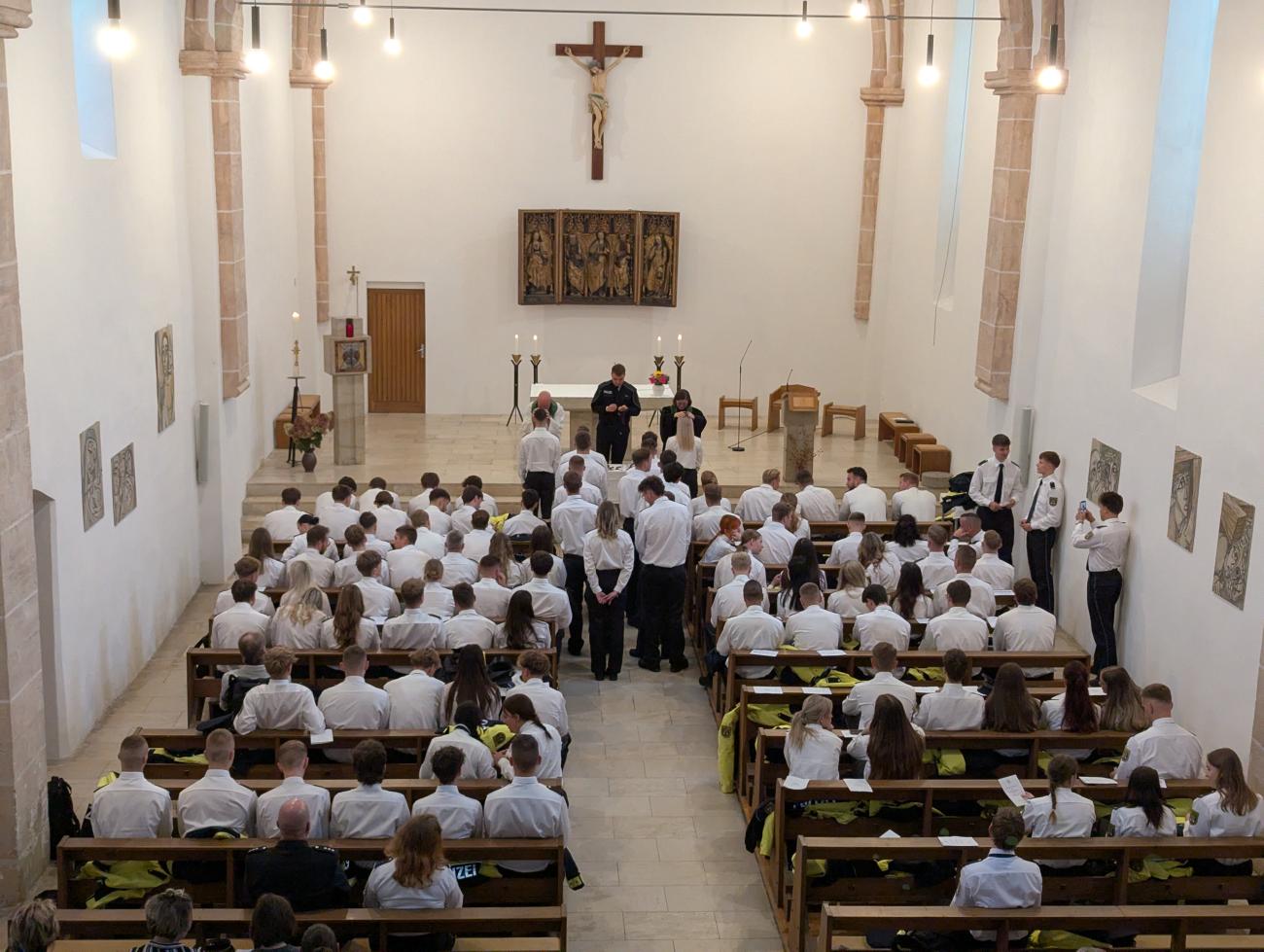 Eine Kirche voller Polizisten