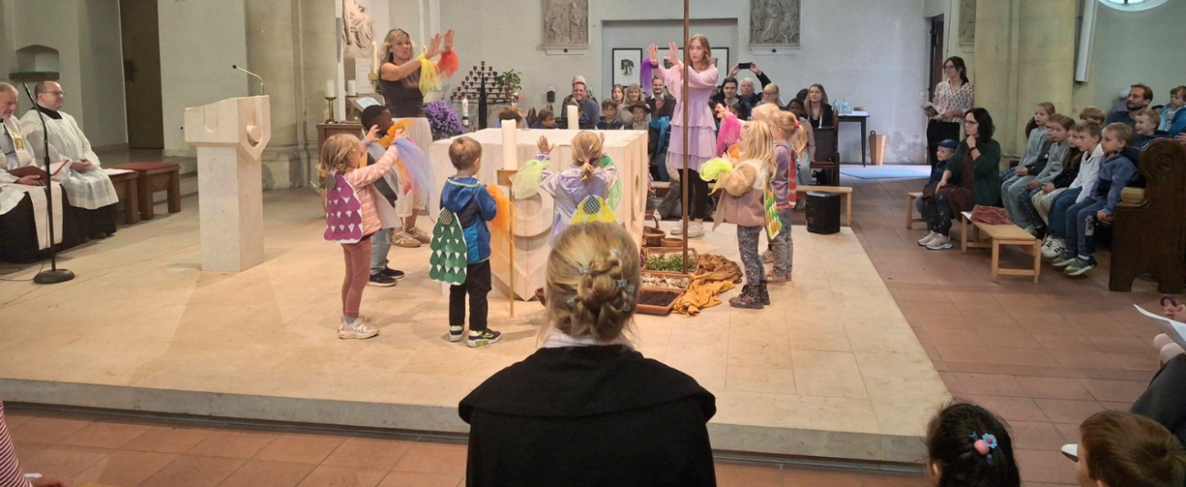 Kinder bei einem Gottesdienst