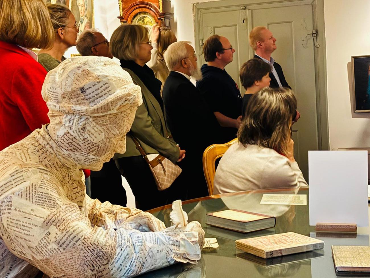 Eine Gruppe Menschen im Museum