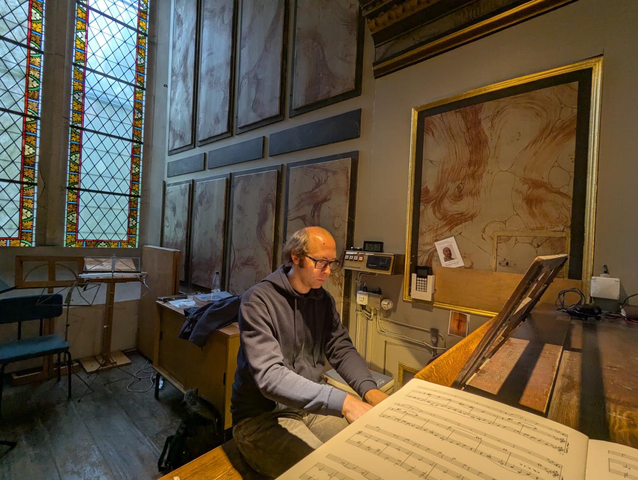 Ein Mann spielt Orgel