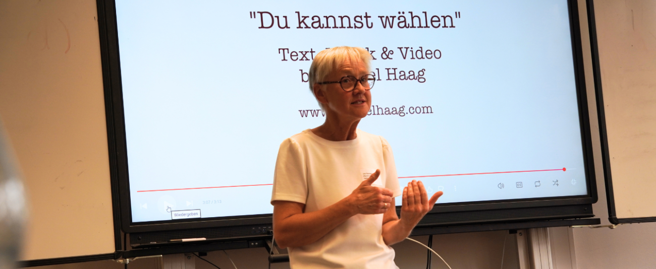 Eine Frau spricht