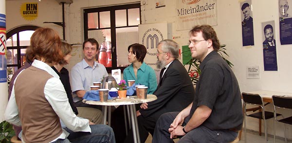 Bischof im Gespräch mit den Ausstellungsmachern