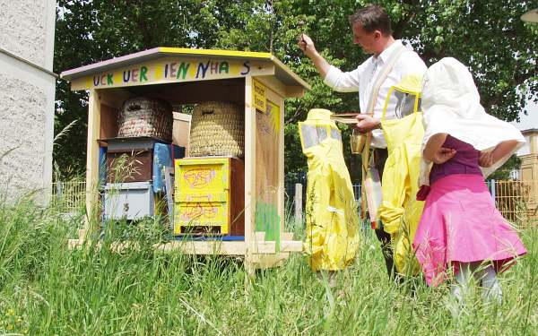 Bienenhaus wird gesegnet