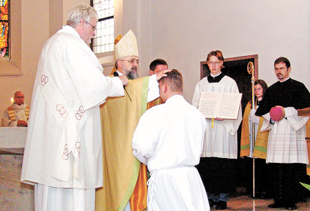 Bischof weiht Rudloff zum Diakon, copyright: Tag des Herrn