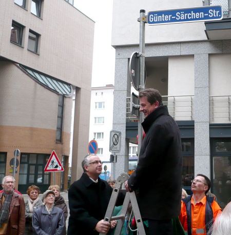 Das Straßenschild wird enthüllt