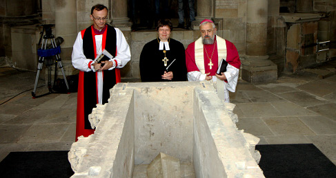 John Inge, Ilse Junkermann, Gerhard Feige vor dem Grabmal im Dom