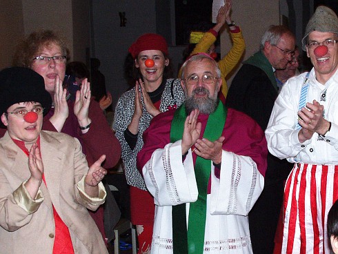 Bischof inmitten der Kirchenclowns