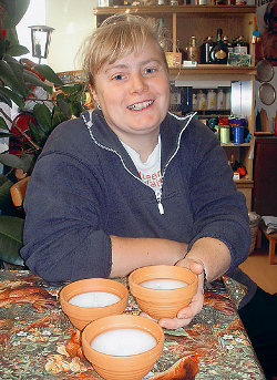 Heike Krügel mit selst gegossenen Kerzen