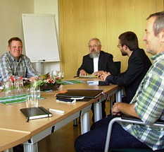 Bischof im Gespräch mit Teilnehmern