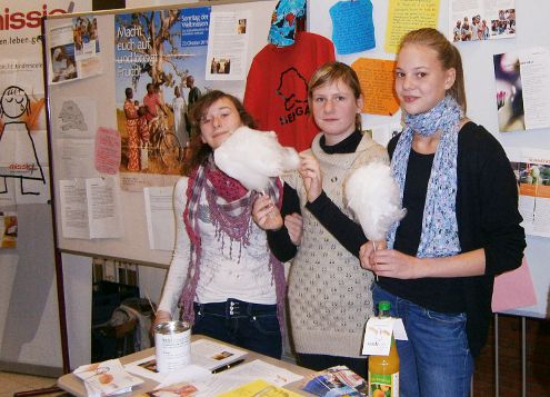 drei Schülerinnen vor dem Missio-Stand