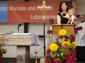 Mutter mit Kind am Ambo