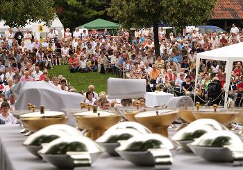 Blick über Hostienschalen hinweg in die Menge