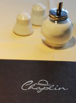Schriftzug "Chaplin" mit gezeichnetem Bowler