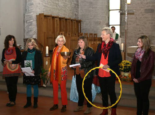 Erzieherinnen in der Klosterkirche vor dem Altar.