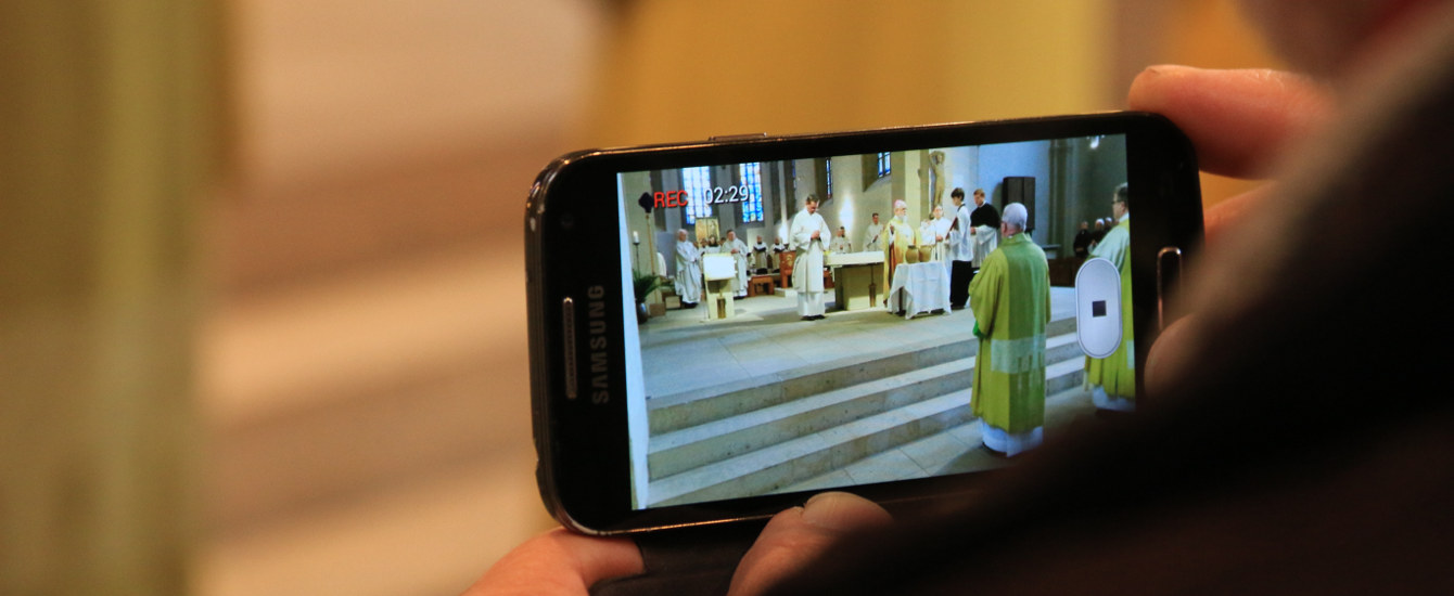 Blick durch ein Smartphone in den Altarraum