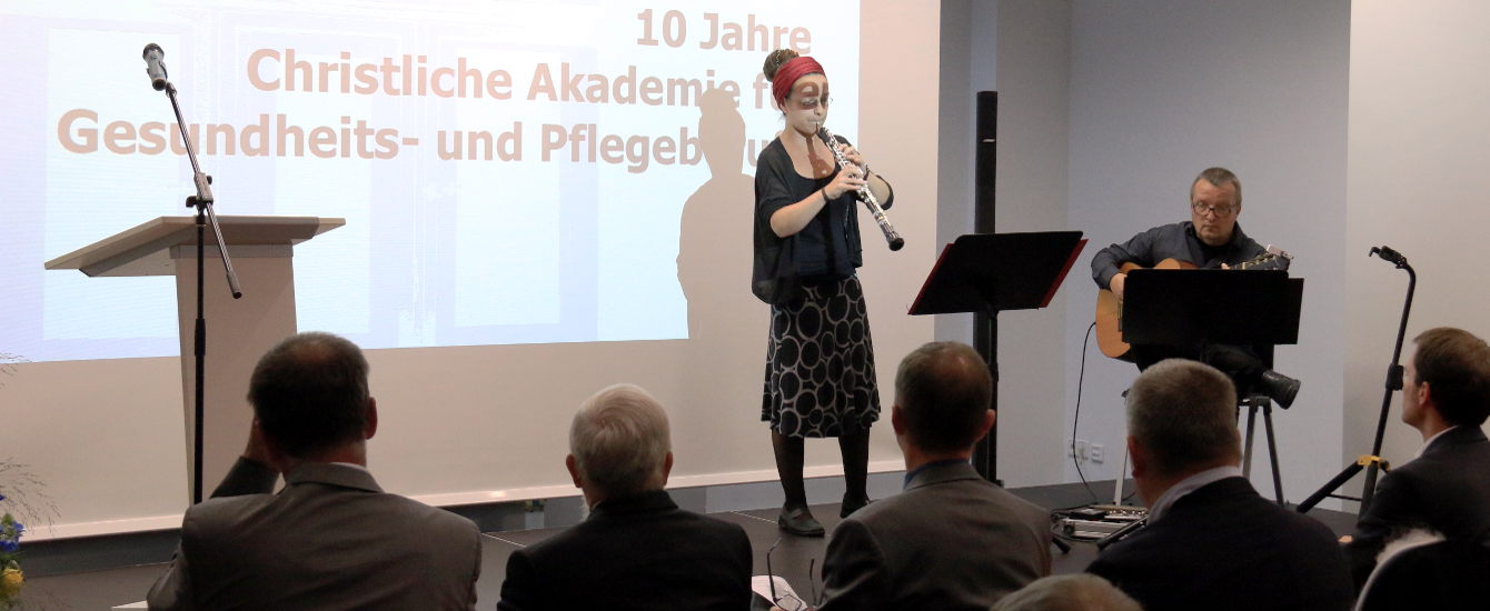Blick auf die Bühne, zwei Musiker