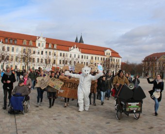 „Wir sind hier und wir sind laut,…“