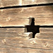 Kreuz in Holzbalken geschnitten