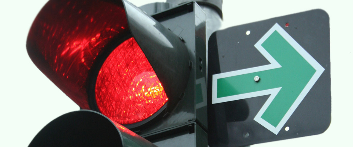 Grüner Pfeil an roter Ampel