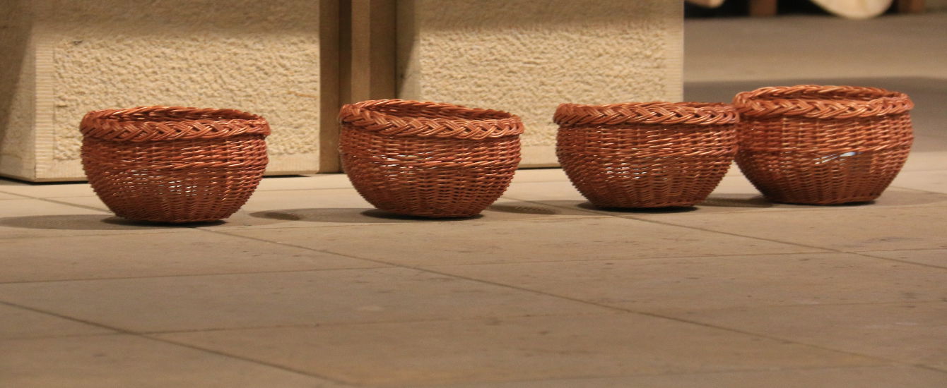 Kollektenkoerbe vor dem Altar