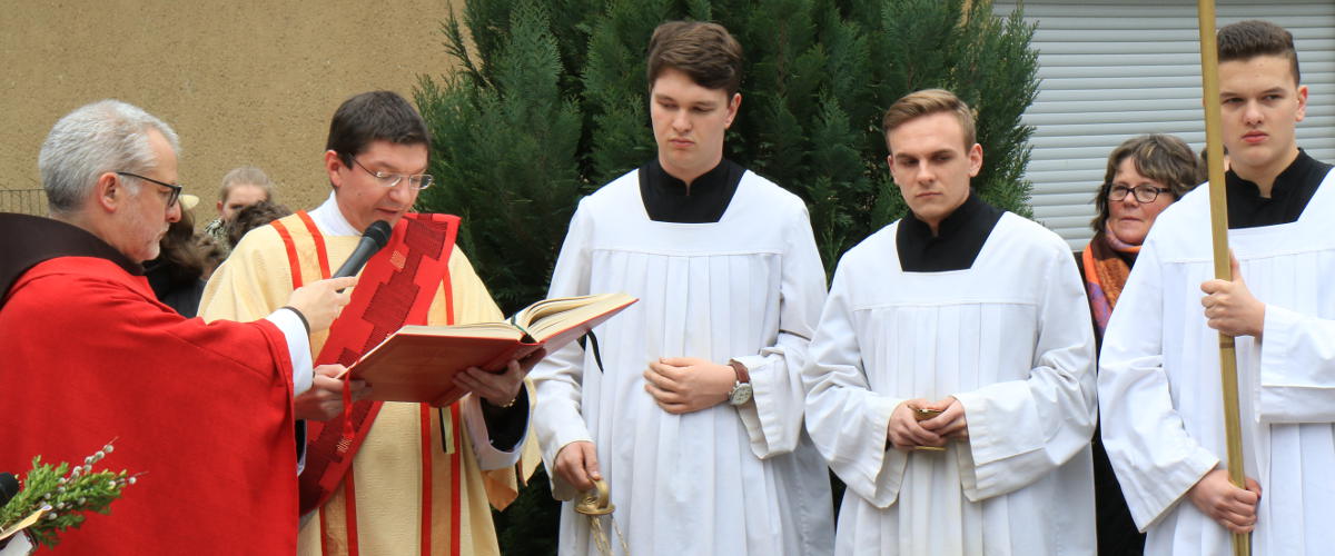 Diakon liest am Palmsonntag das Evangelium